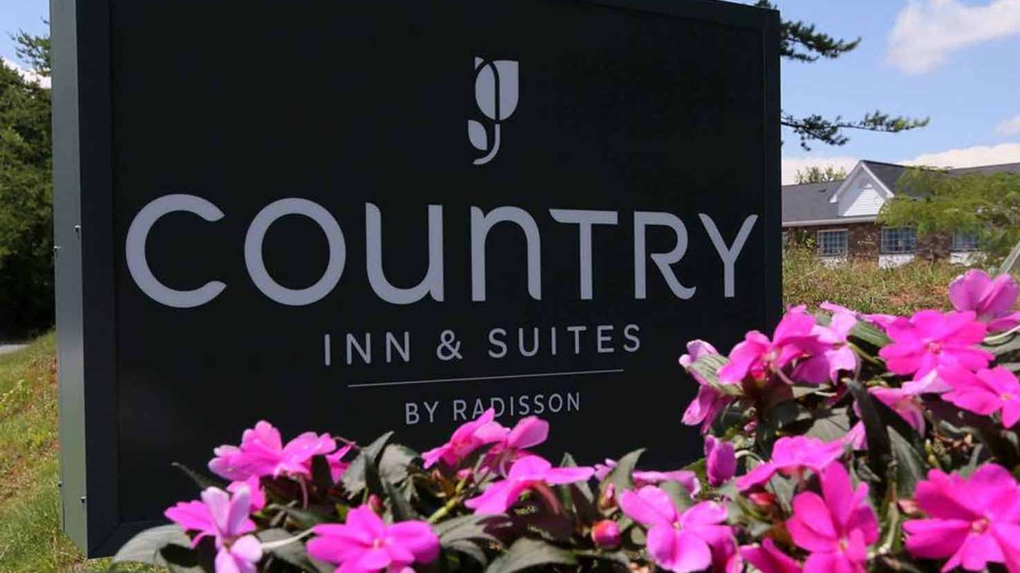 Country Inn and Suites by Radisson CLT Airport Parking