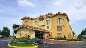 La Quinta Inn & Suites ORD Airport Parking