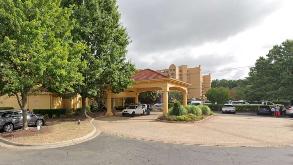 La Quinta inn & suites by Wyndham CLT Airport Parking