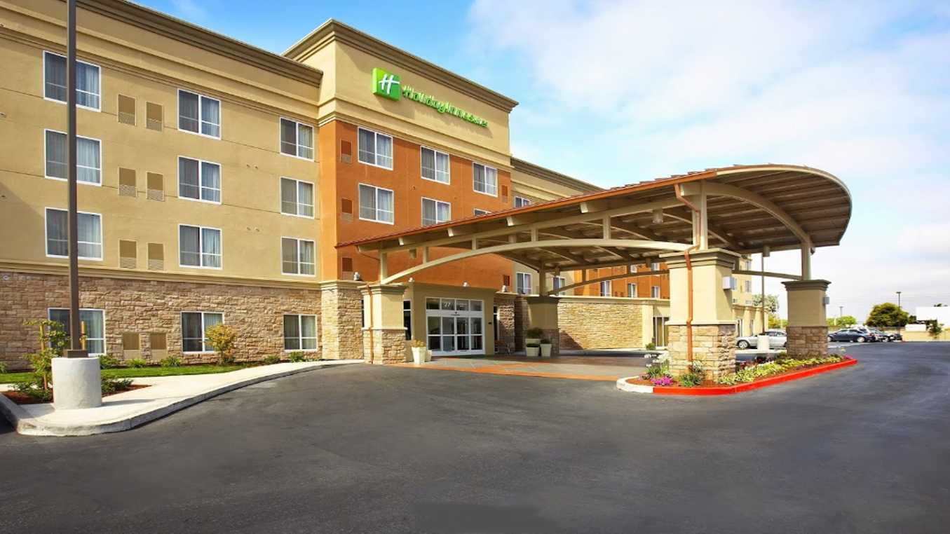 Holiday Inn Hotel and Suites OAK Airport Parking