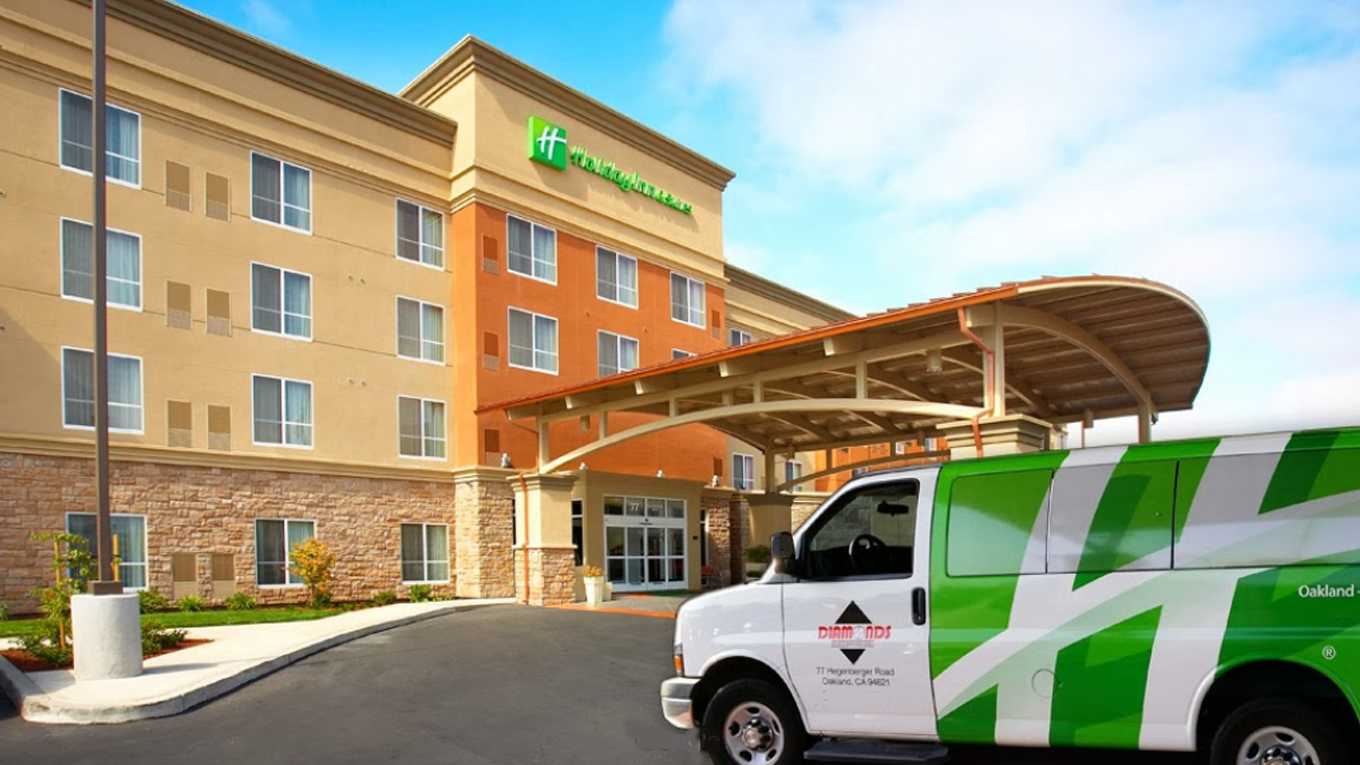 Holiday Inn Hotel and Suites OAK Airport Parking