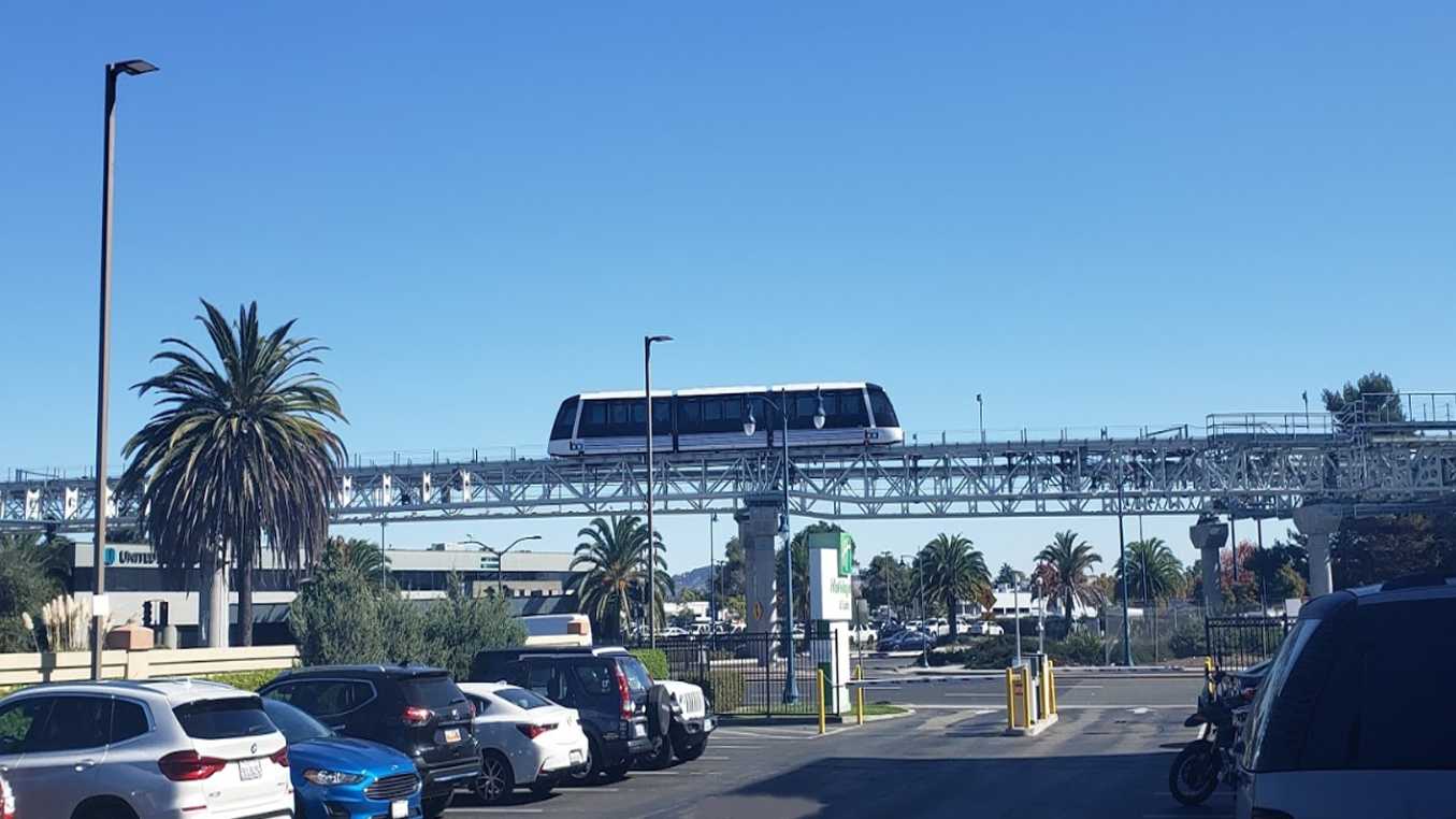 Holiday Inn Hotel and Suites OAK Airport Parking