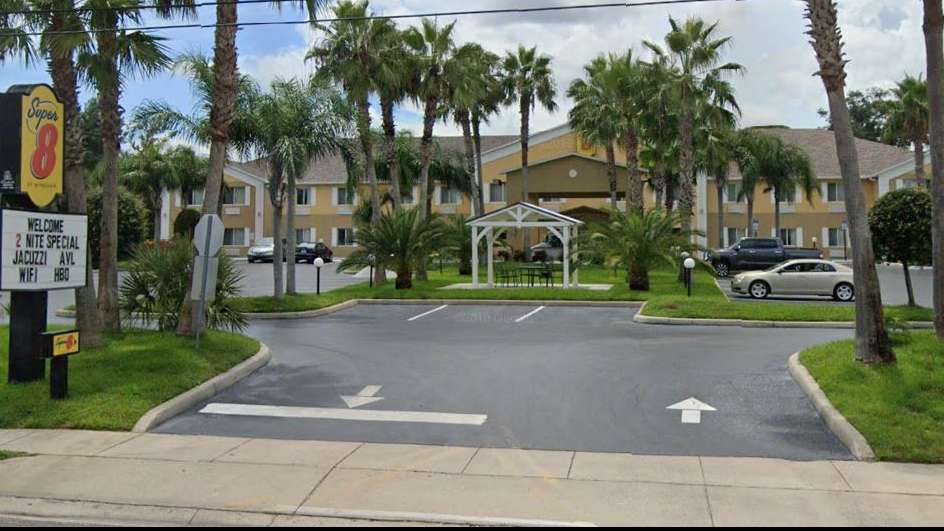 Super 8 by Wyndham Daytona DAB Airport Parking