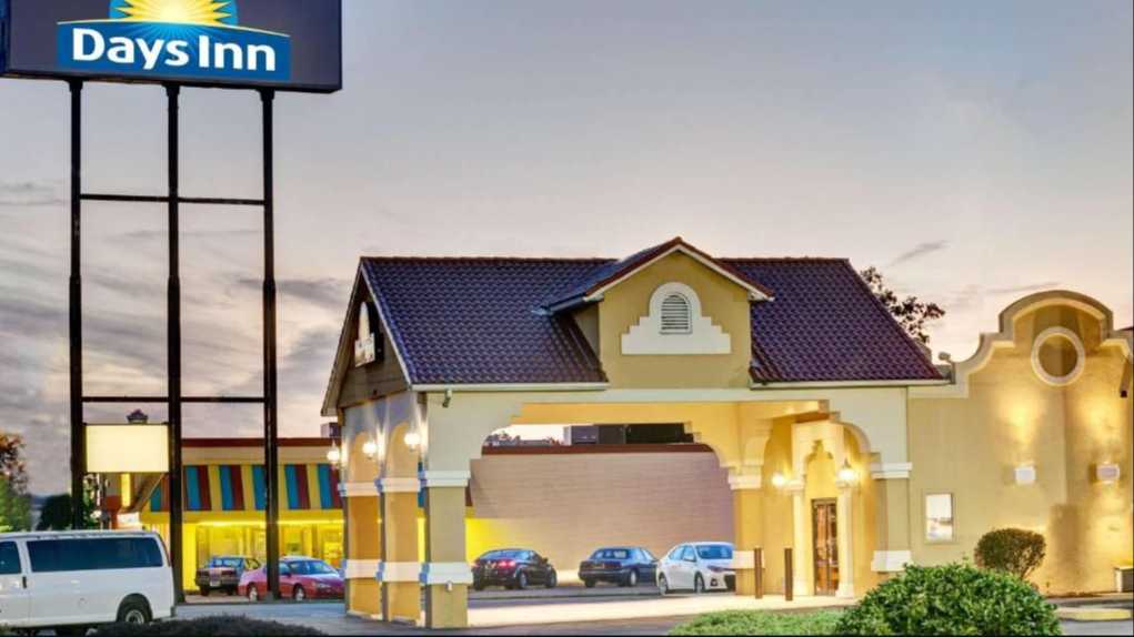 Days Inn by Wyndham SDF Airport Parking