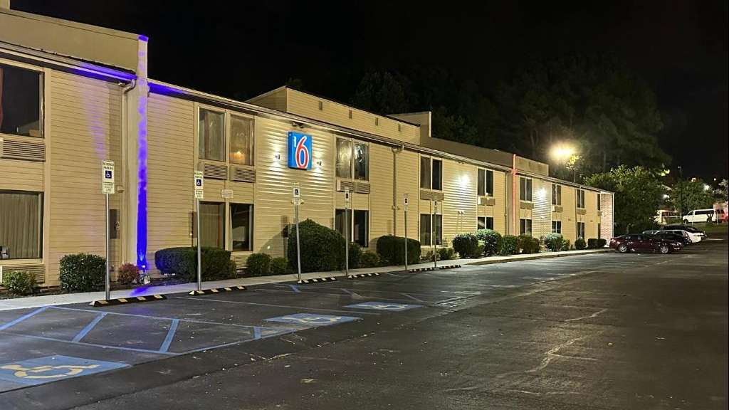 Motel 6 GSO Airport Parking