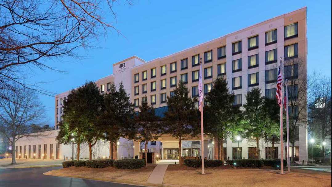 DoubleTree by Hilton Hotel ATL Airport Parking