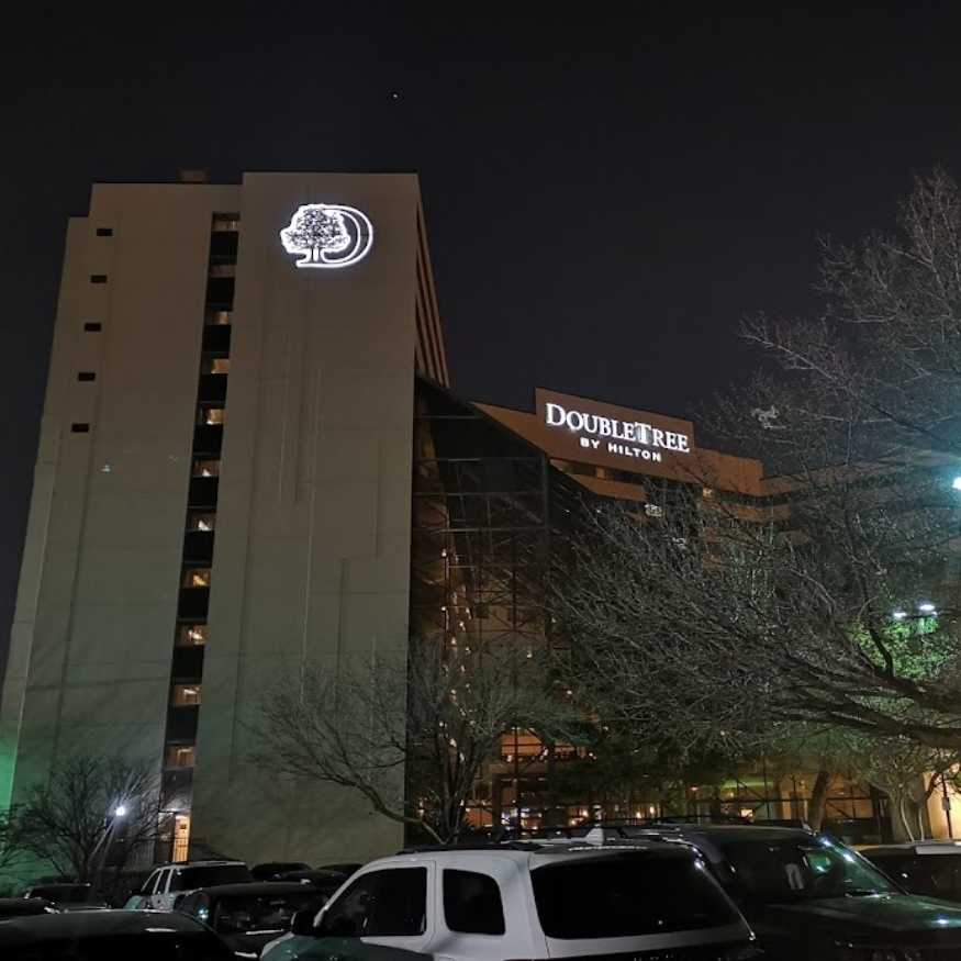 Doubletree Hotel by Hilton EWR Airport Parking