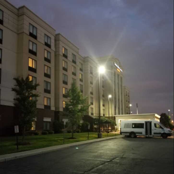 Doubletree Hotel by Hilton EWR Airport Parking