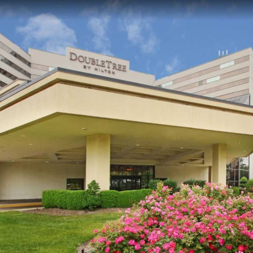 Doubletree Hotel by Hilton EWR Airport Parking