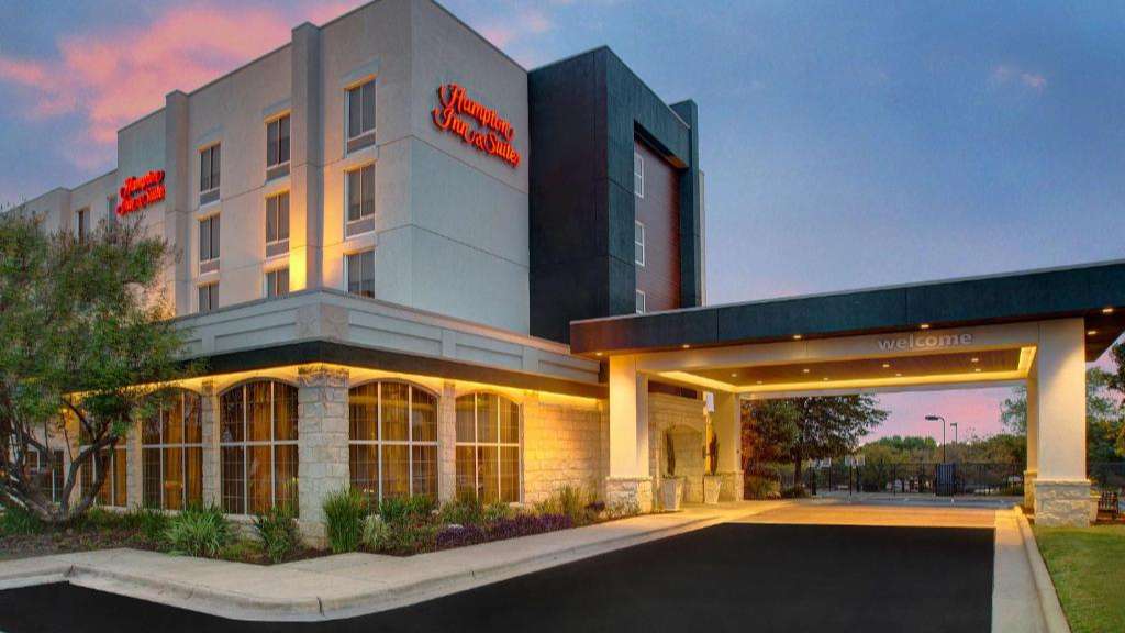 Hampton Inn & Suites AUS Airport Parking