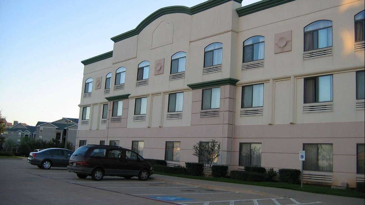 Comfort Inn & Suites Dallas Fort Worth International Airport Parking