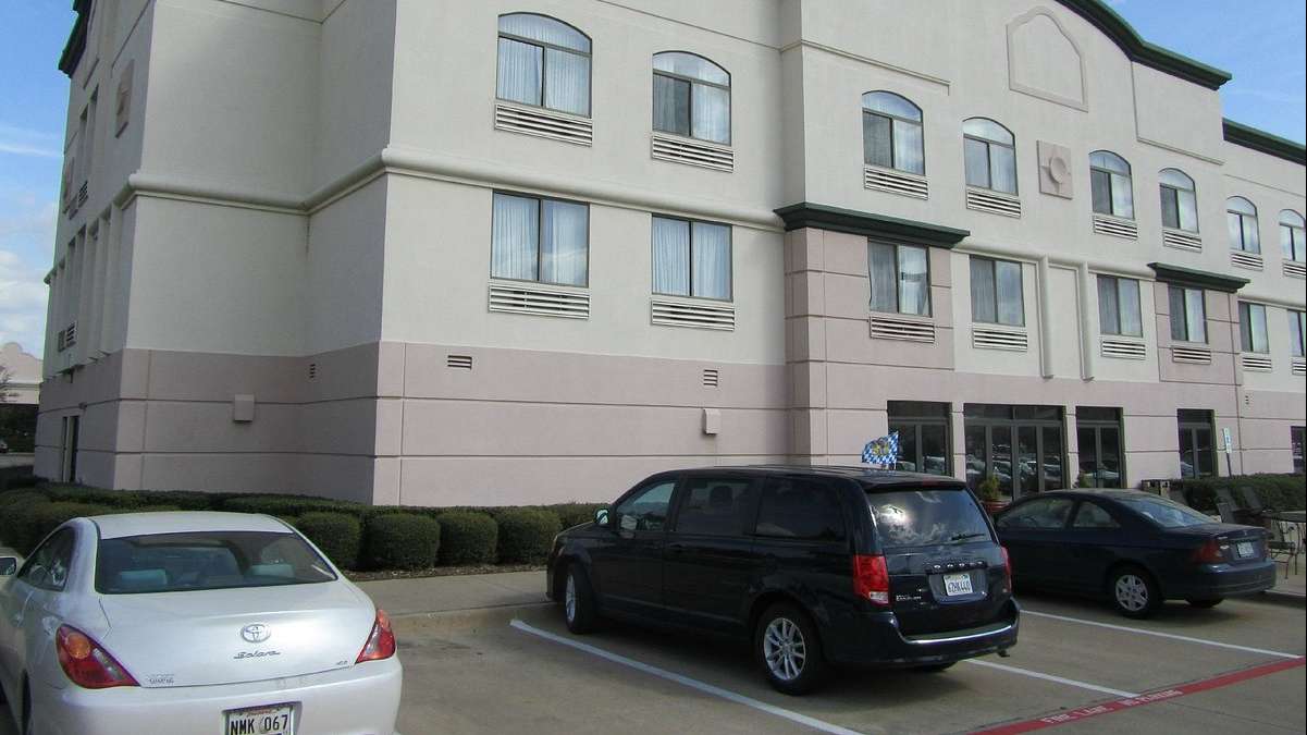 Comfort Inn & Suites Dallas Fort Worth International Airport Parking